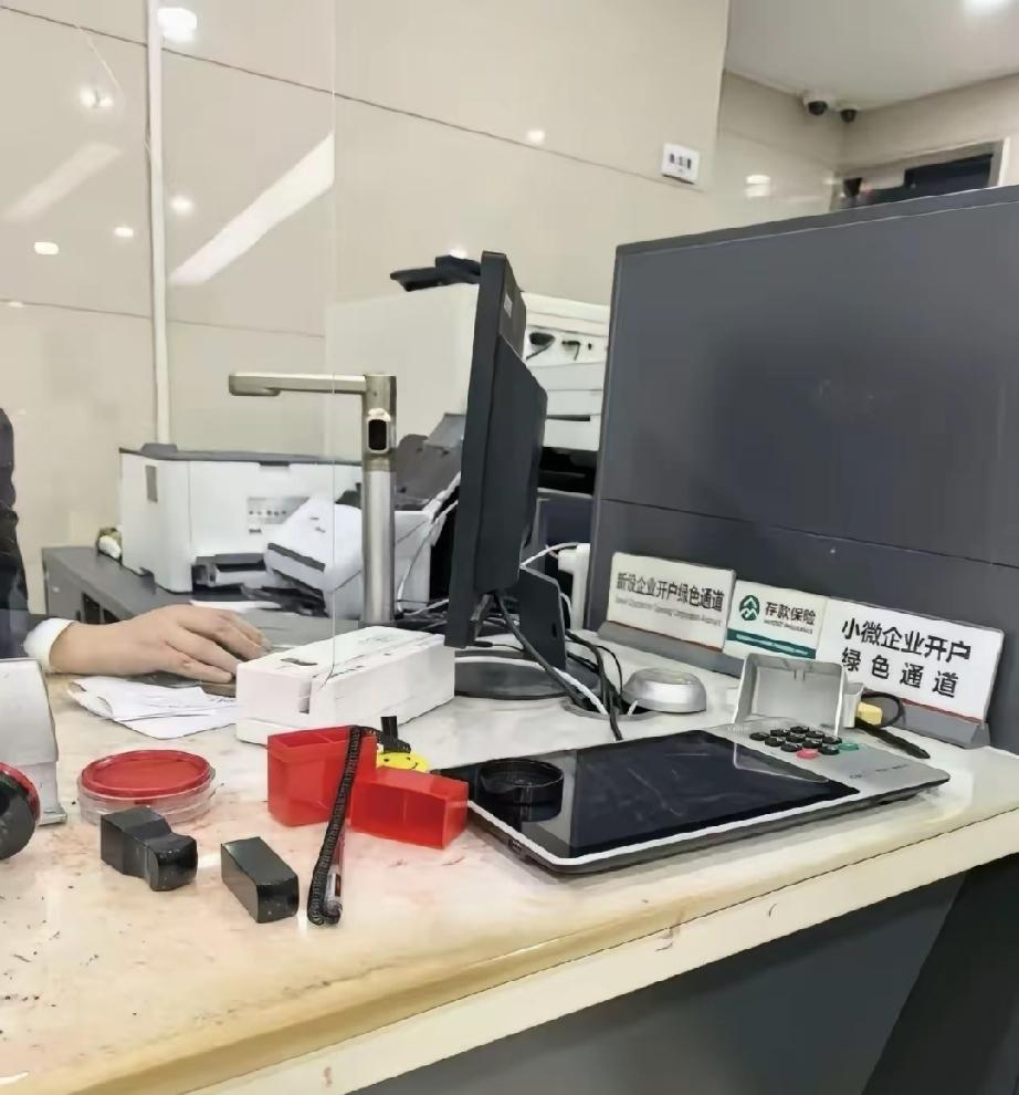 女子银行强行插队取钱，柜员只是正常提醒一句，竟被当众大骂害人，真相太心酸。
 
