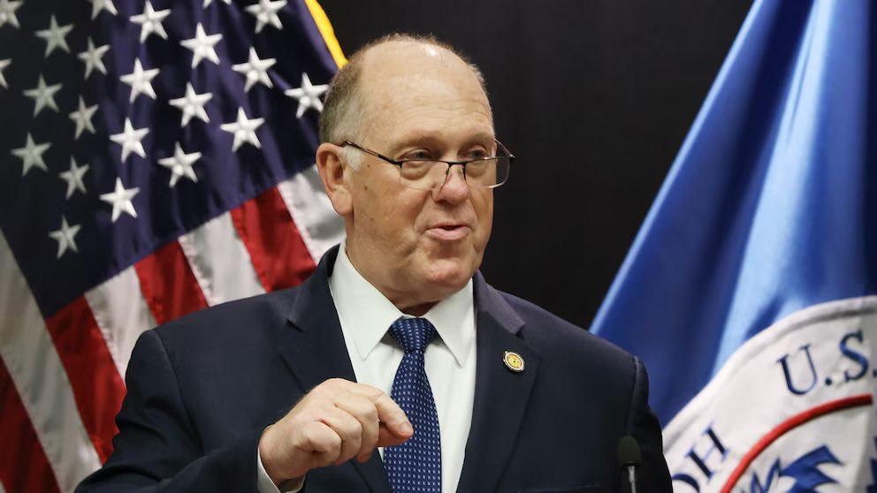 据《福布斯》报道，斯蒂芬·米勒是特朗普政府推动增加遣返人数的幕后推手，他要求美国