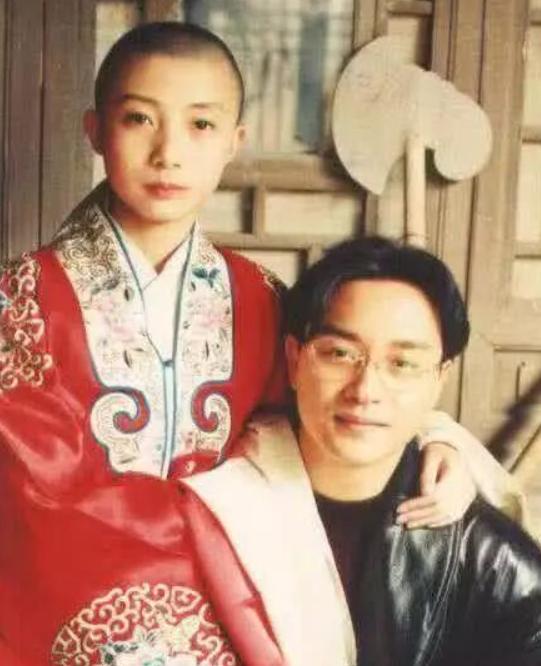 1992年，《霸王别姬》杀青宴上，张国荣突然把杯子往地上一摔，指着一个男人大骂: