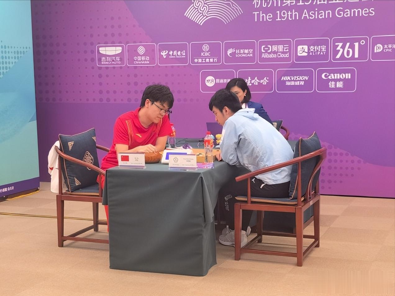 柯洁得了亚军，却不是输给申真谞。

呵呵，剧本都不会这么写，中国台北选手许皓鋐官