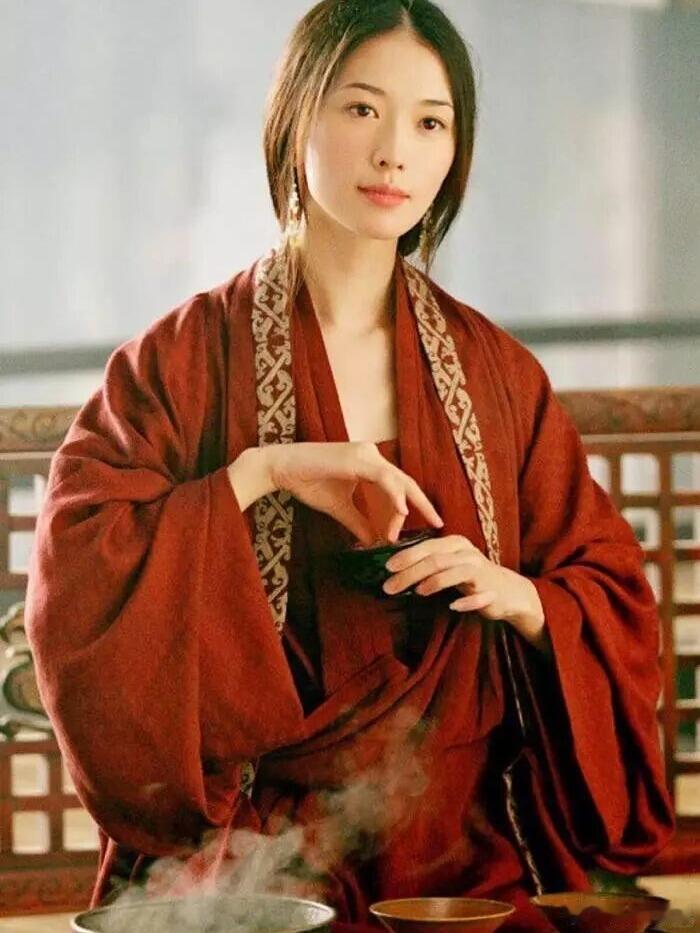 林志玲在非洲参与人道医疗援助 抛开艺人身份投身公益，林志玲走进非洲助力人道医疗与