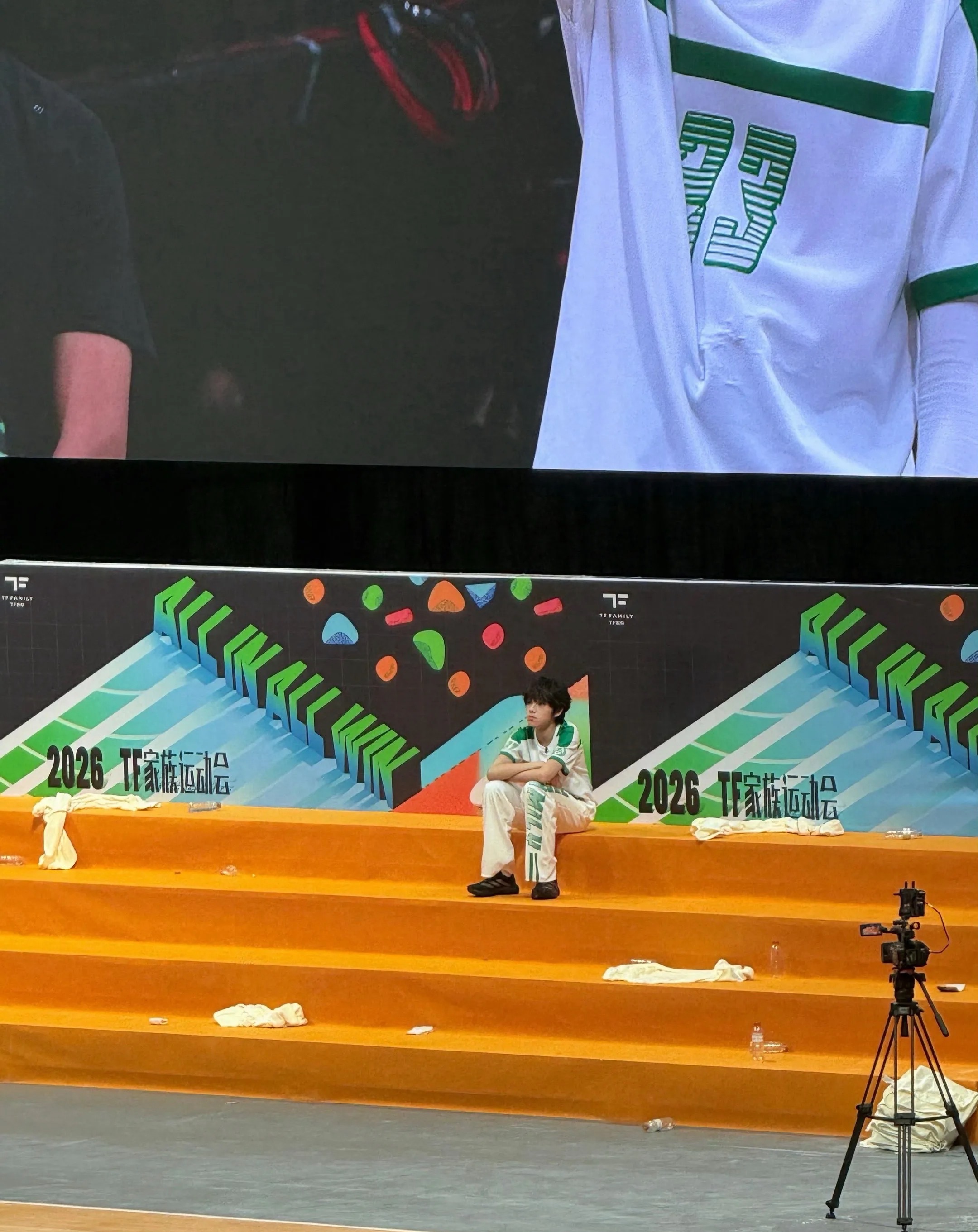 王橹杰运动会一个人坐着满场都是结伴观赛的同龄人，喧闹气息扑面而来，王橹杰独自静坐