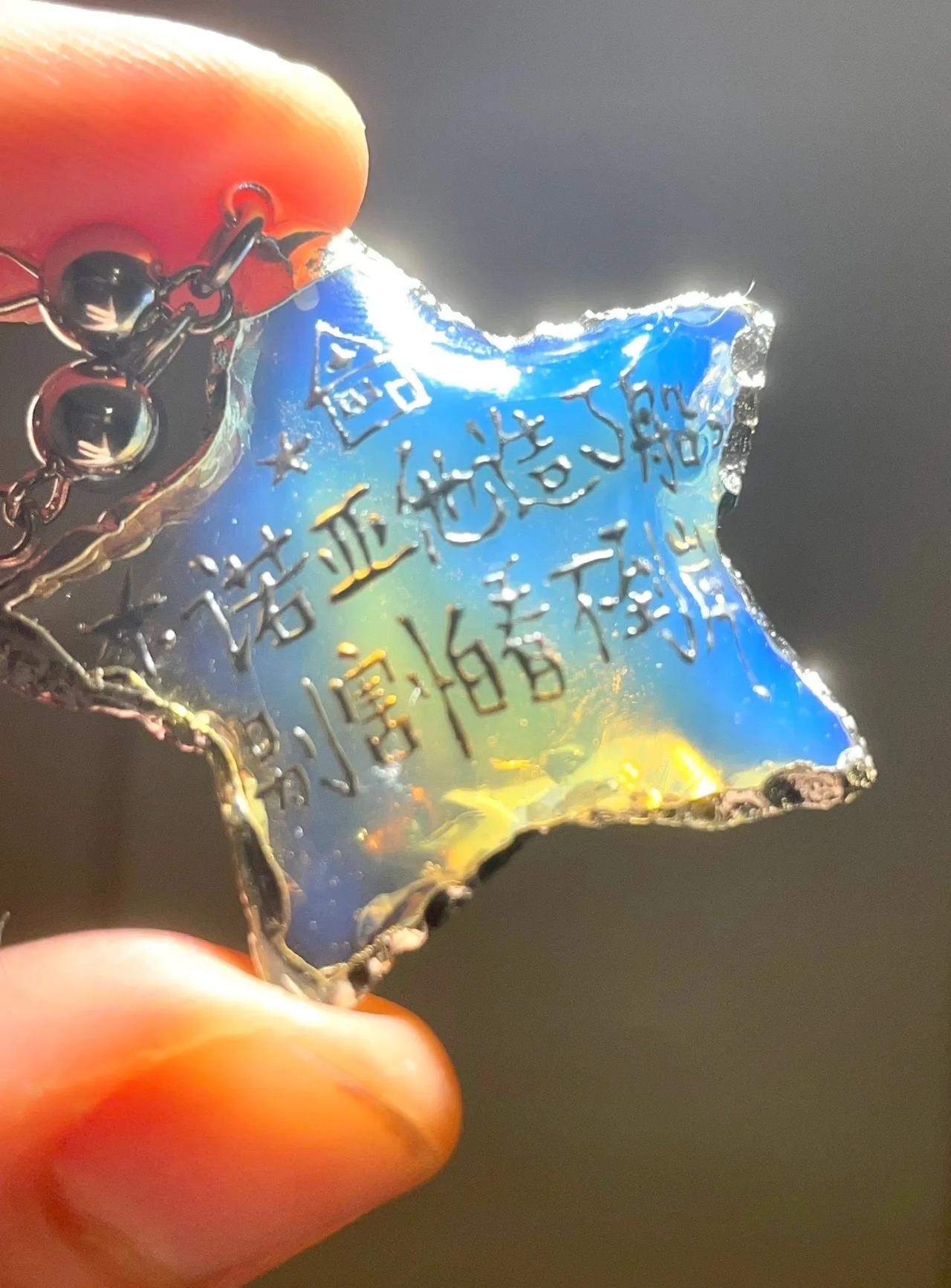 不少人一直在拼命证明两件事：
一是自己很优秀，二是有人爱自己。

然而生活的很多