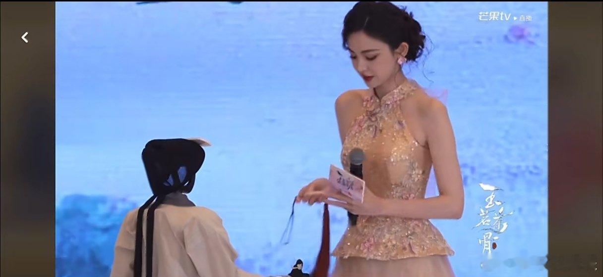 第一次见剧宣让机器人送道具 我被惊到了！剧宣用机器人送道具，这科技与创意的融合，