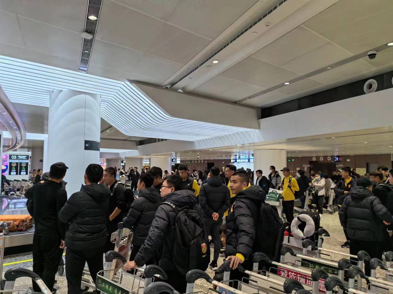 #国足#在亚洲杯3场小组赛一球未进的国足，回家过年了！在机场等待行李的国脚们，身