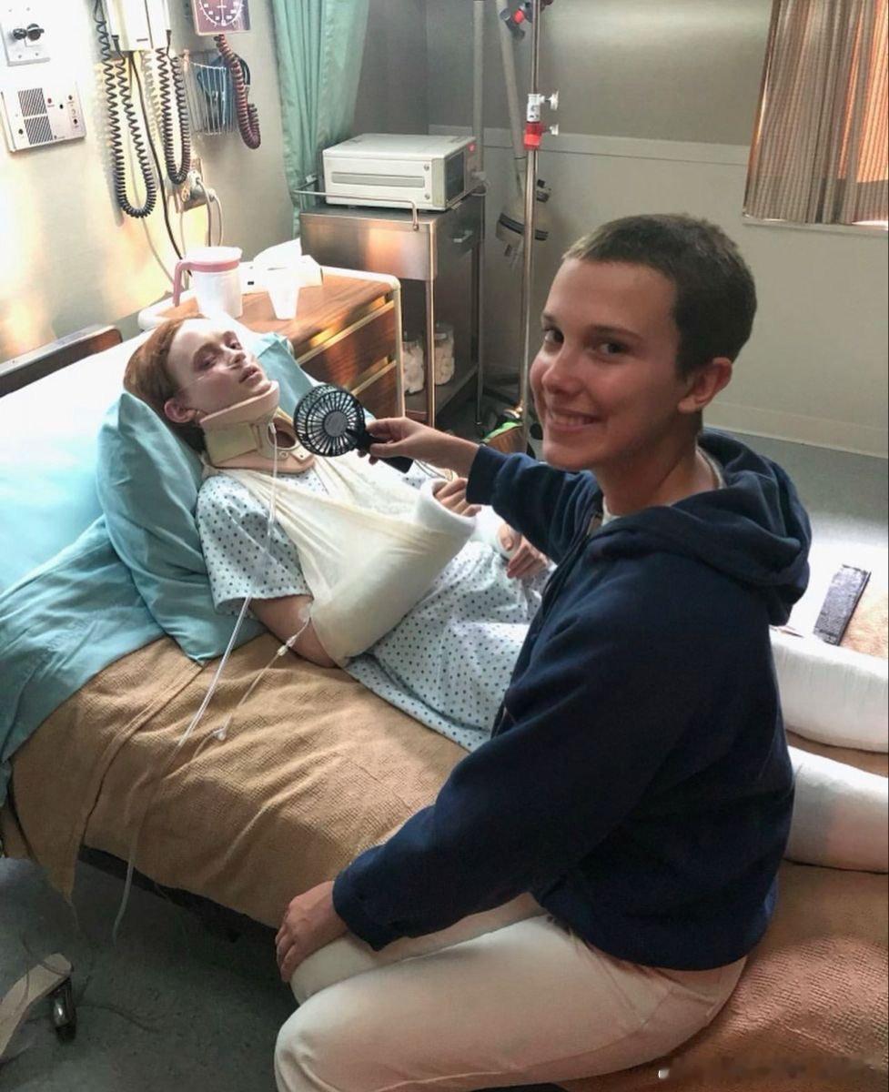 小11 和Max在《怪奇物语》第四季最后一集的拍摄现场 🖤 躺了一整季的Max