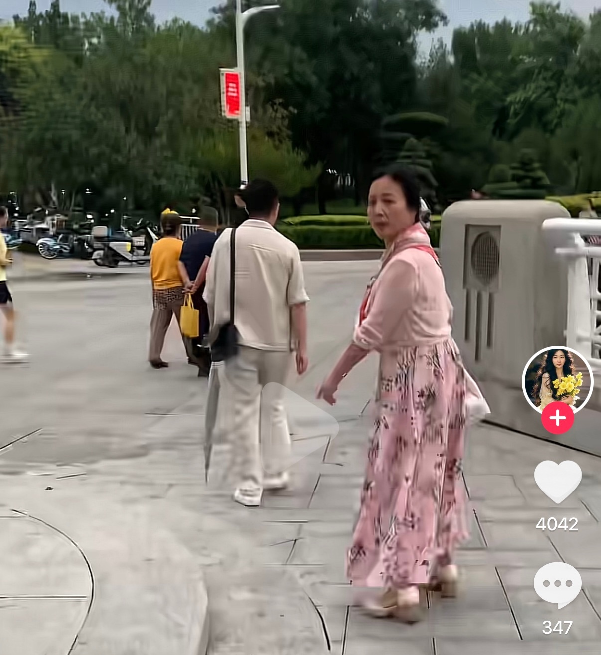 蓬妈最近频繁出境 通稿也多了起来 不得不说这身材脸型是一脉相传 