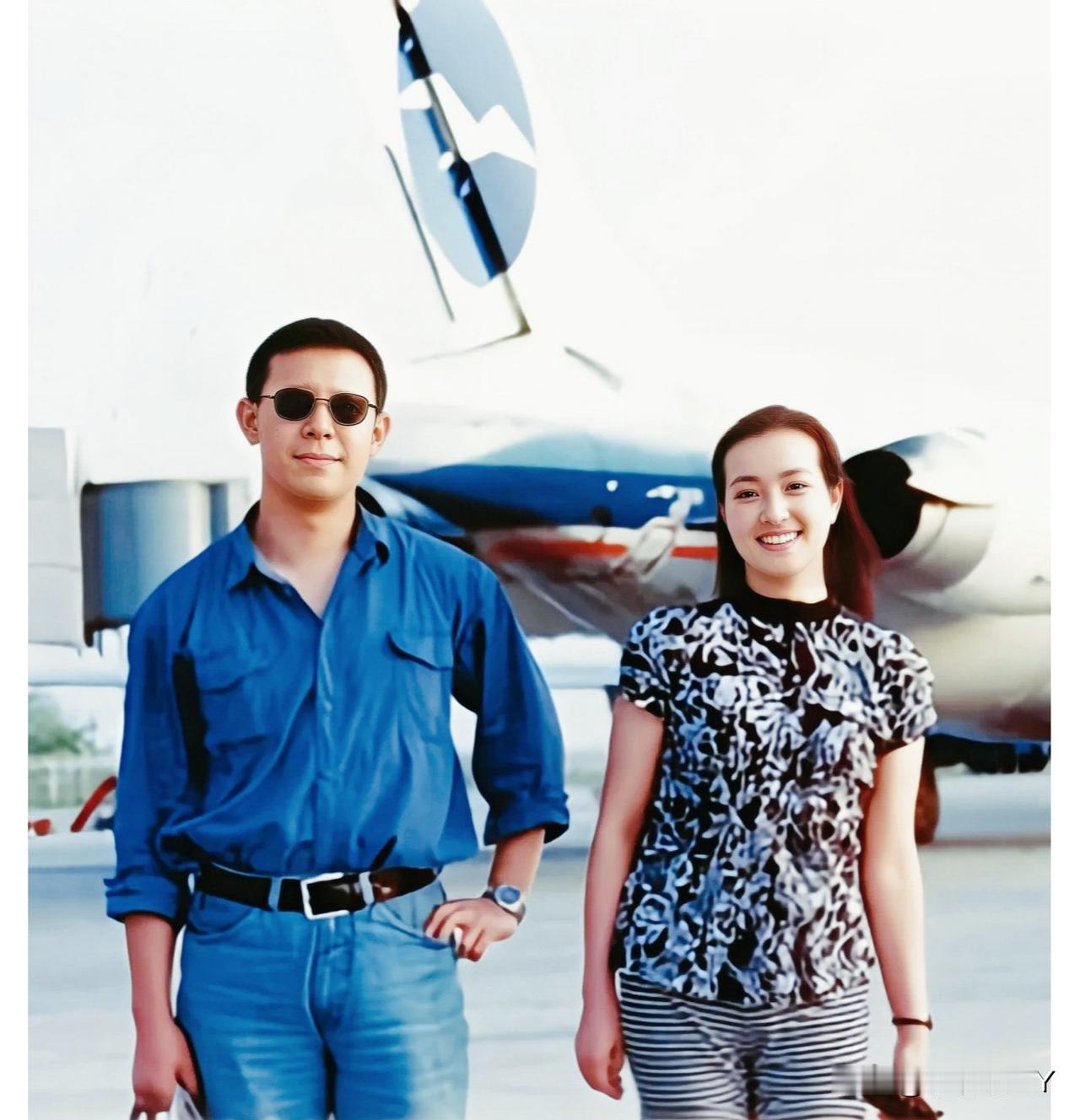一九九二年，姜文与刘晓庆在沈阳机场留下的一张合影。彼时两人风华正茂且处于热恋时期