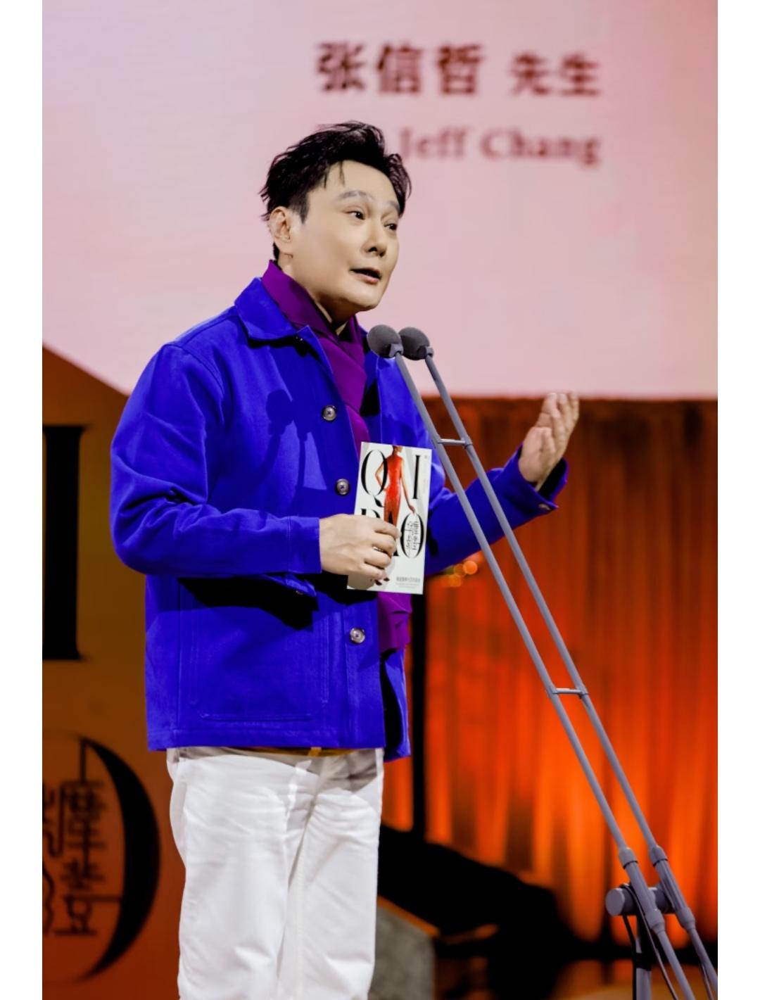 12月23日，张信哲去了上海博物馆参加活动了，观看大规模时尚服饰艺术主题展览了。