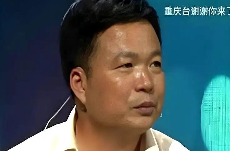 山东1女孩父亲去世，母亲瘫痪，无奈她辍学打工，1陌生男子不忍心资助她上大学，谁知