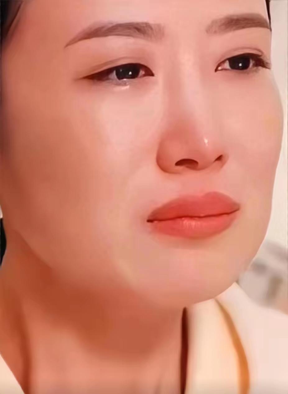 夜色中，休假的军人丈夫兴冲冲推开了家门，妻子却让丈夫身穿军装站到阳台上去，妻子的