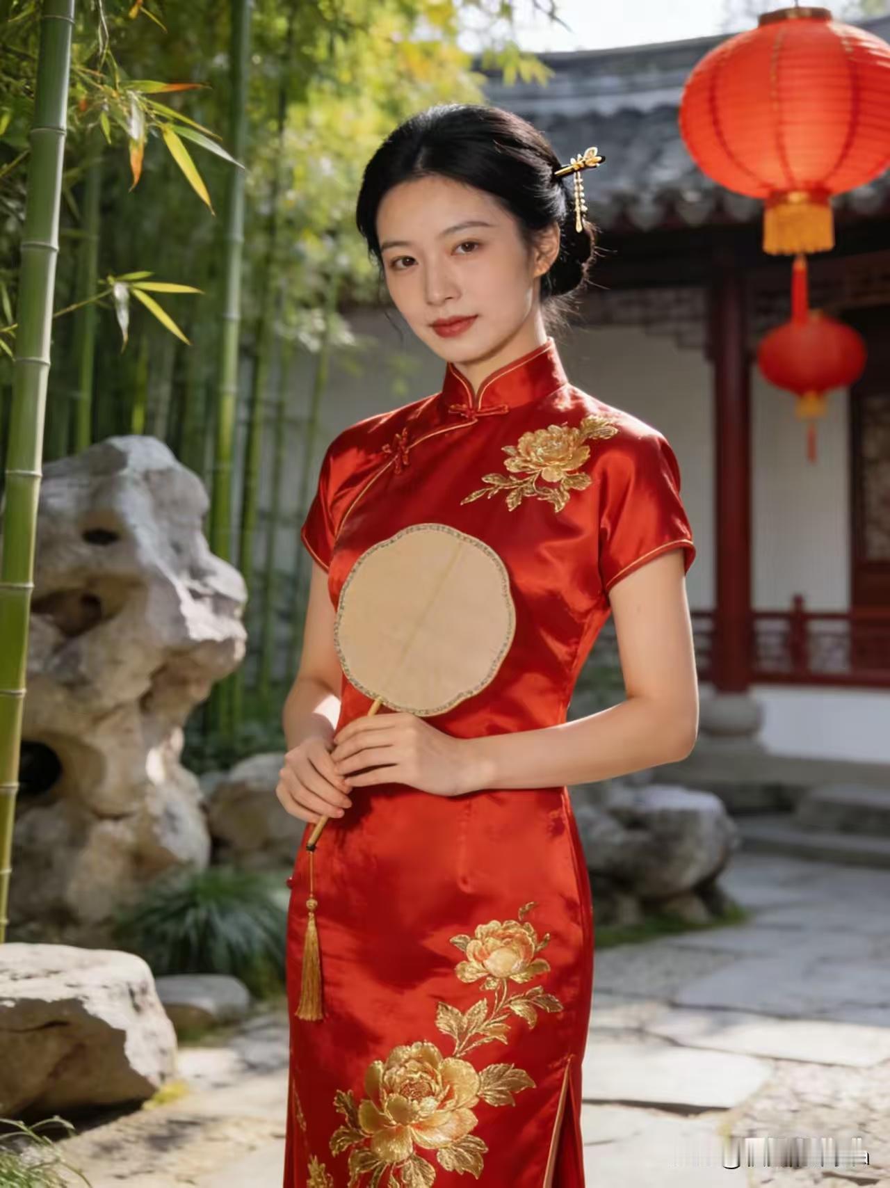 塞鸿秋·旗袍东方韵
旗袍着体风姿俏，
曲线玲珑含蓄妙。
高领斜襟盘扣巧，
侧摆开