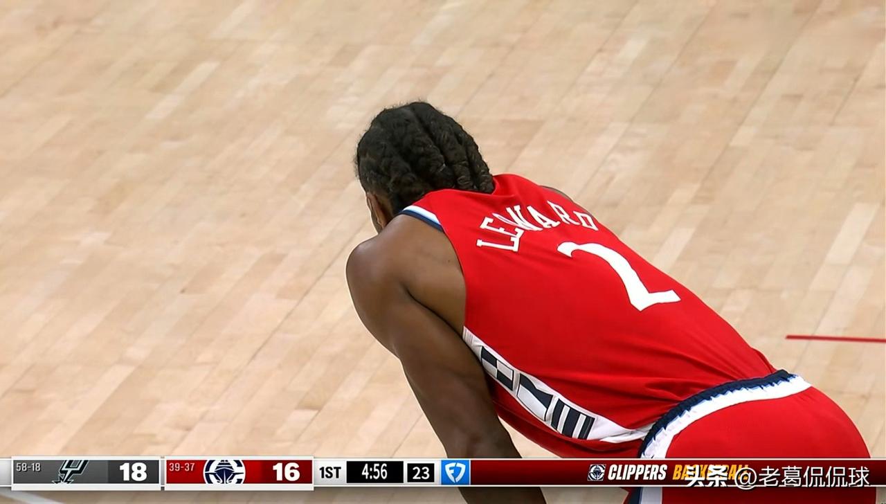 快船巨星伦纳德真是恨死队友加兰了！虽然今天快船在主场以99：118惨败于马刺，但