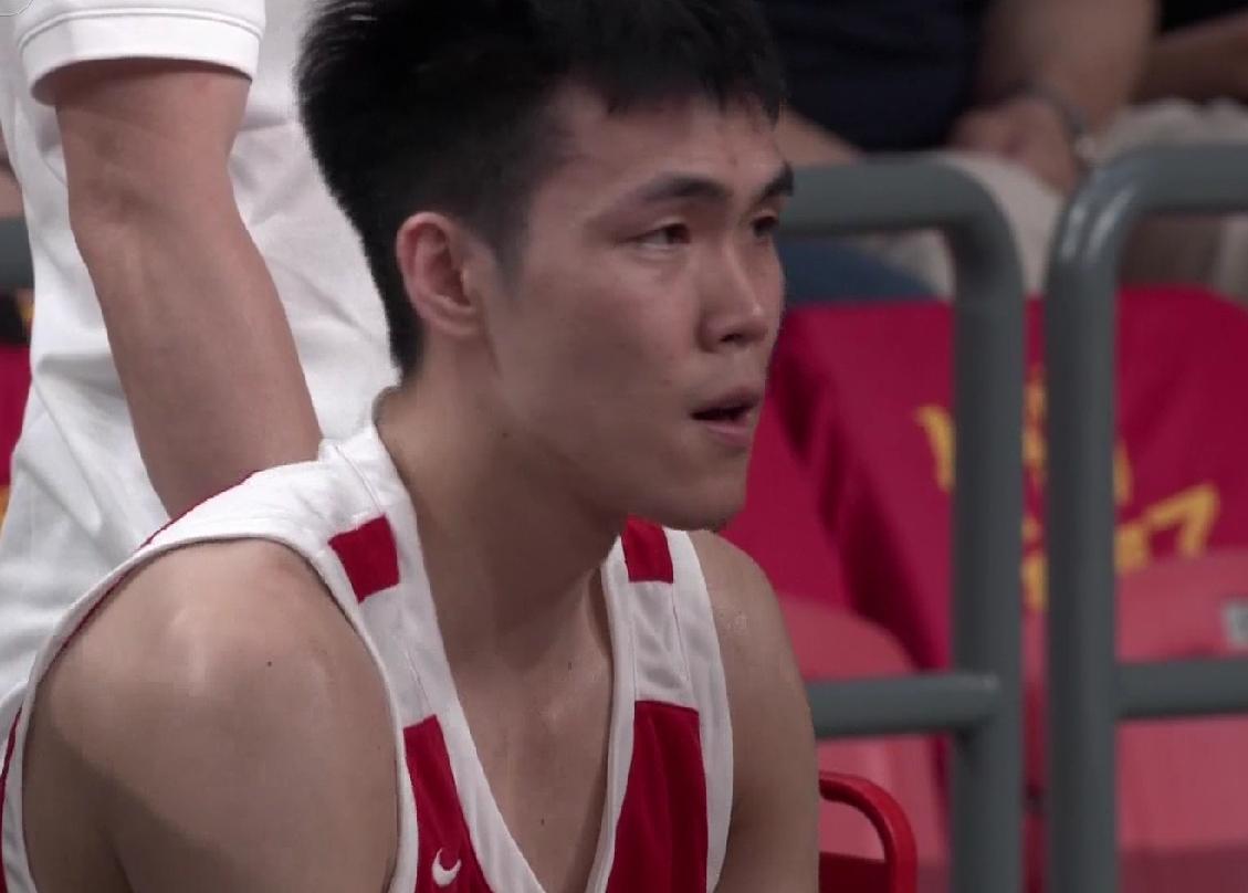 庞峥麟交学费了！在中国男篮81:82被塞尔维亚俱乐部准绝杀的G2热身赛中:中国男