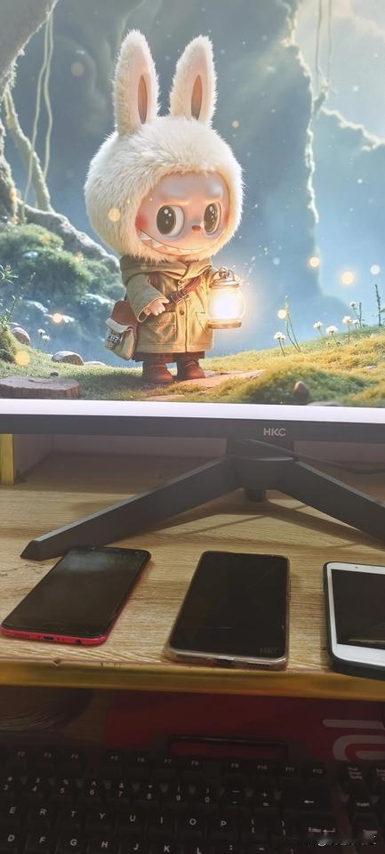 老师前天早上发了一张孩子的照片给我
我一看这孩子在写字
再仔细看孩子眯着眼呢
老