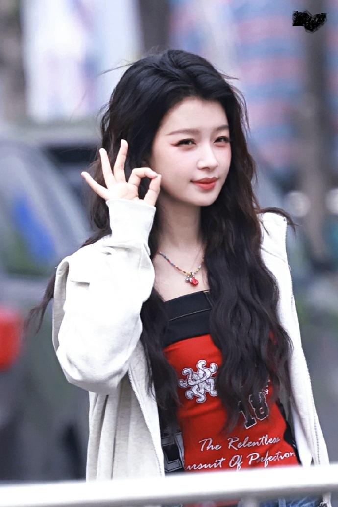 最近孙怡在录制浪姐的时候走运动潮流路线，看上去特别的有活力气息。

她上身穿红色