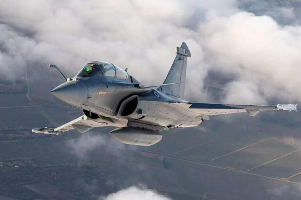 越南放着合作几十年的俄罗斯战机不要了，越南这也太吓人了，突然要选择法国阵风战机。