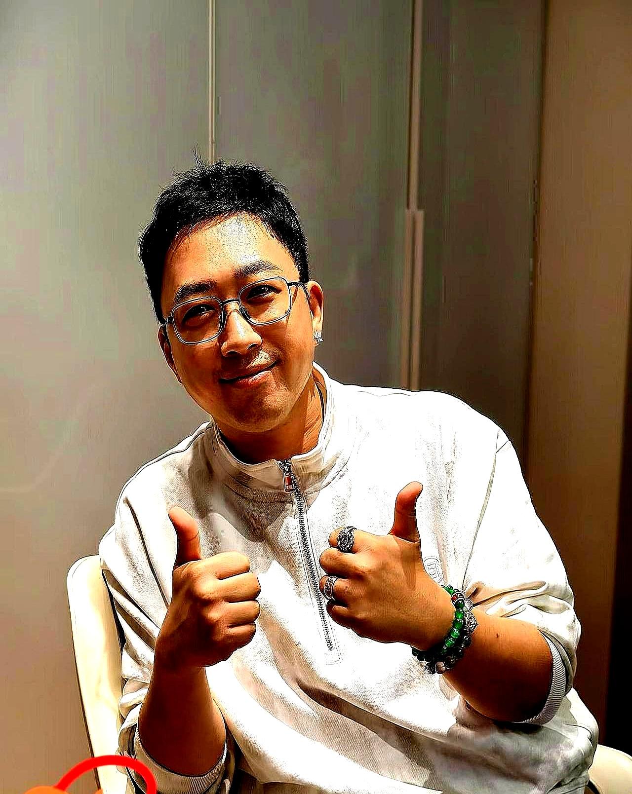 完全抛开了偶像包袱。
 

陈晓为了演好《大生意人》里的古平原，自己下狠心改变了