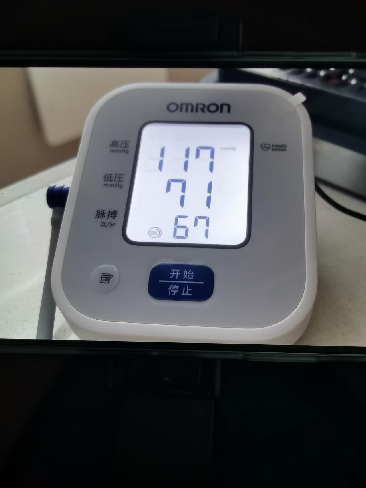 今天刷手机，看到关注的一位博主在分享自己的血压值，我也翻出好久没用的血压计测了一