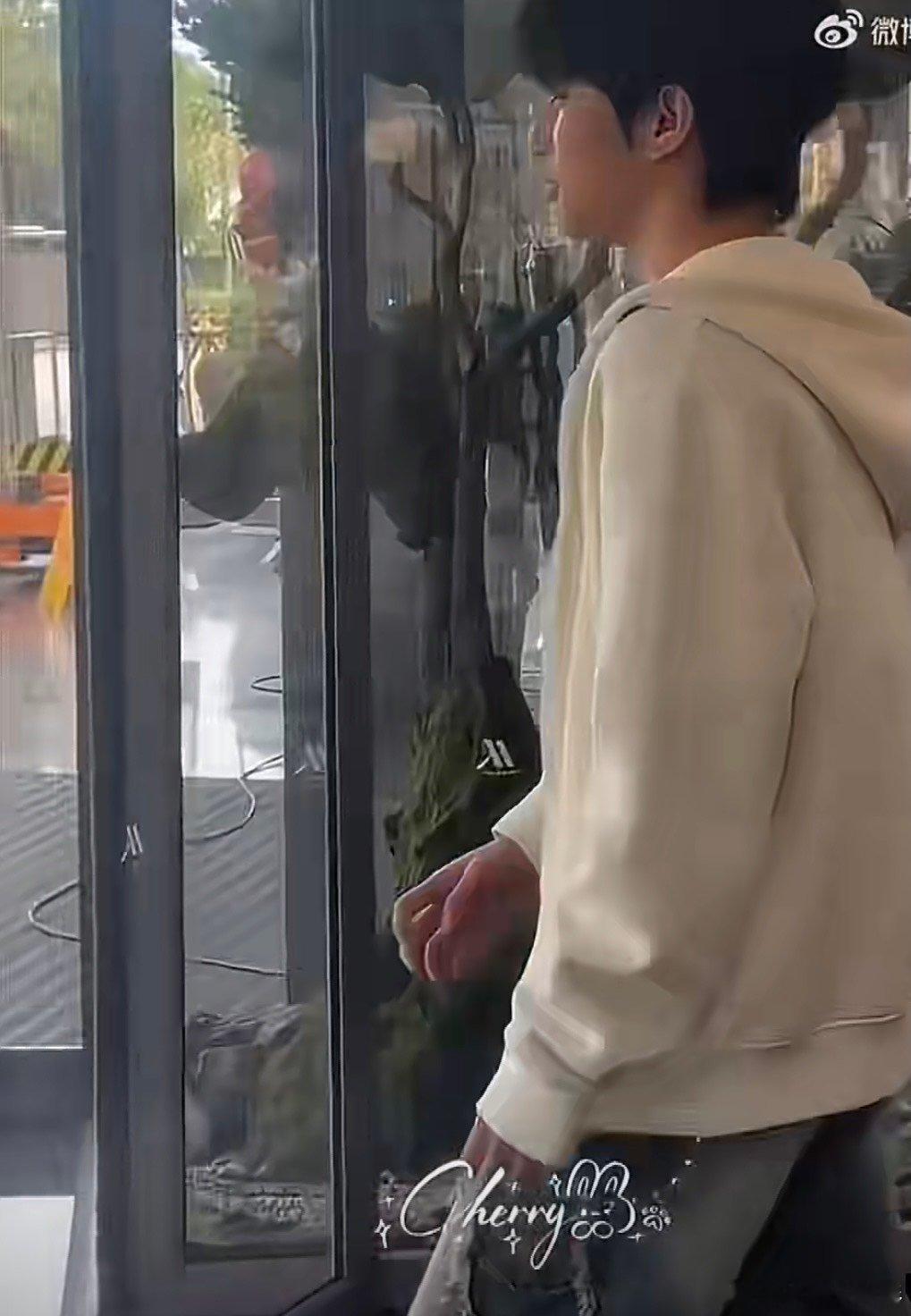 穆祉丞录制周五晚高疯穆祉丞录周五晚高疯穆祉丞录制周五晚高疯 