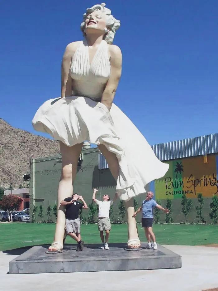 这三个美国爷们来到梦露的石榴裙下，好像是“小人国”进入了“大人国”…
梦露风格 