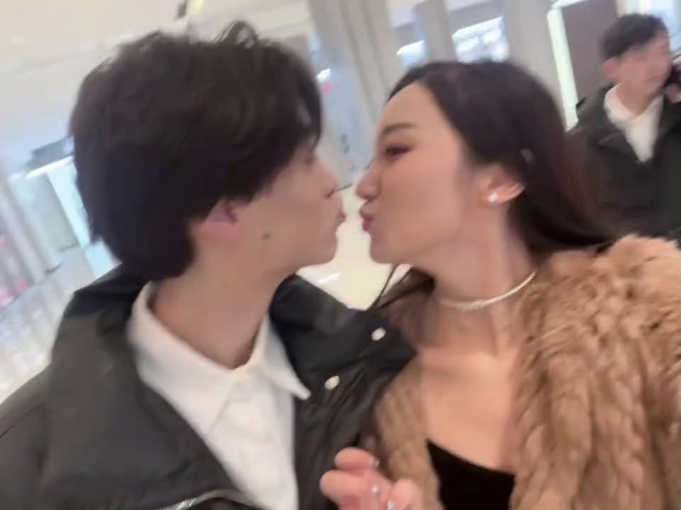 这个人是孤儿吗，为什么那么喜欢在互联网上到处认爸妈 