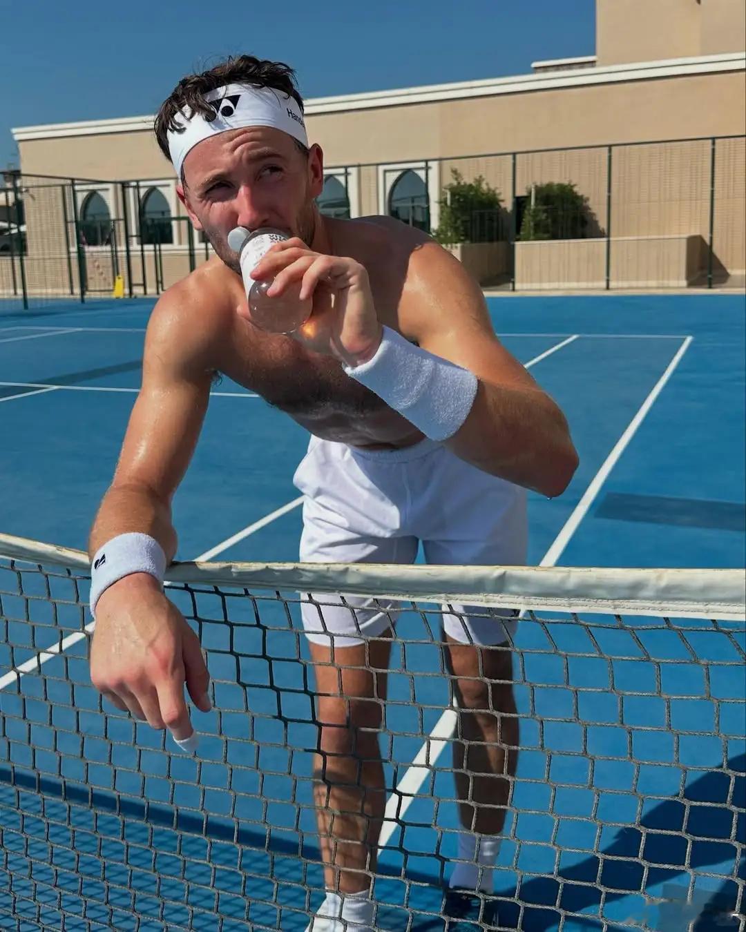 吴易昺挑落前大满贯亚军  让我们看看是哪位前大满贯亚军呢，是新晋奶爸 鲁德 ~向