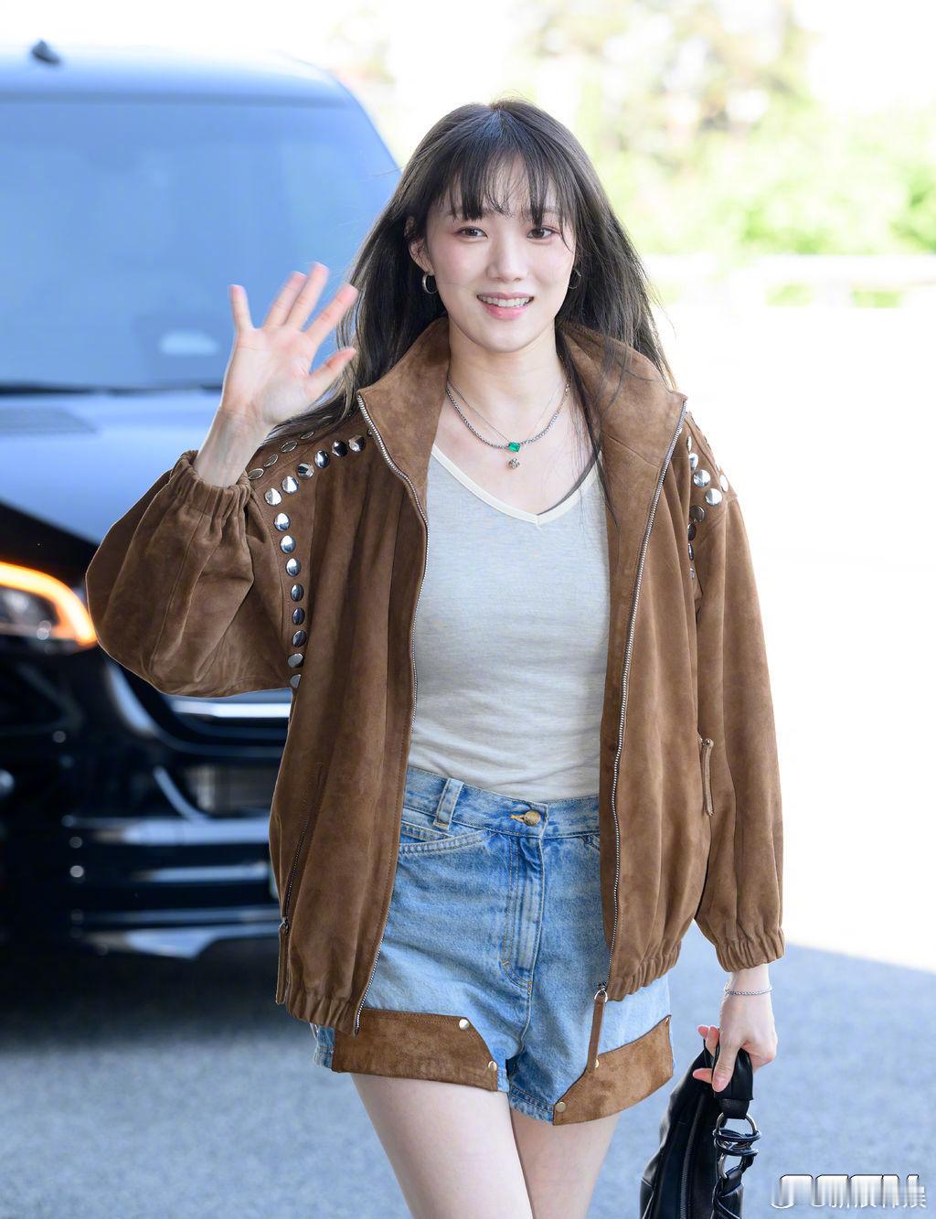 李圣经机场图 李圣经李圣经现身机场前往日本准备fanmeeting。 