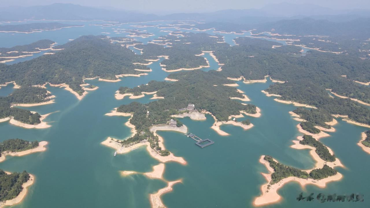 #旅游# 华南区最大的人工湖水位严重下降，河源万绿湖，请节约用水，保护水资源