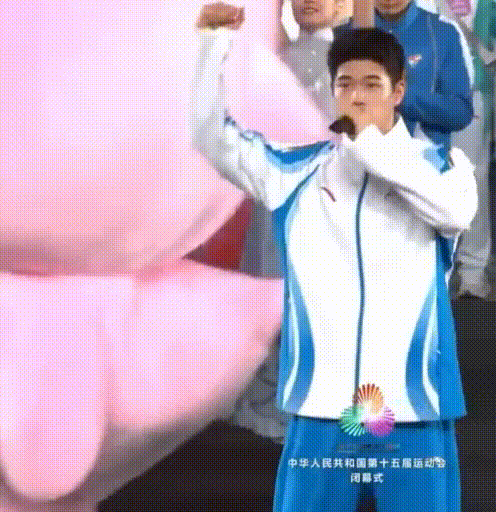 潘展乐：还是水里好玩，唱歌一点都不好玩[笑哭]
全运会闭幕式上，
马龙苏神潘展乐