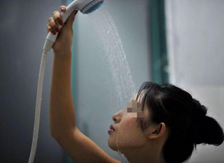 “想钱想疯了！”广西南宁，女子半夜在租房洗澡，不料合租的男子突然内急闯入。女子气