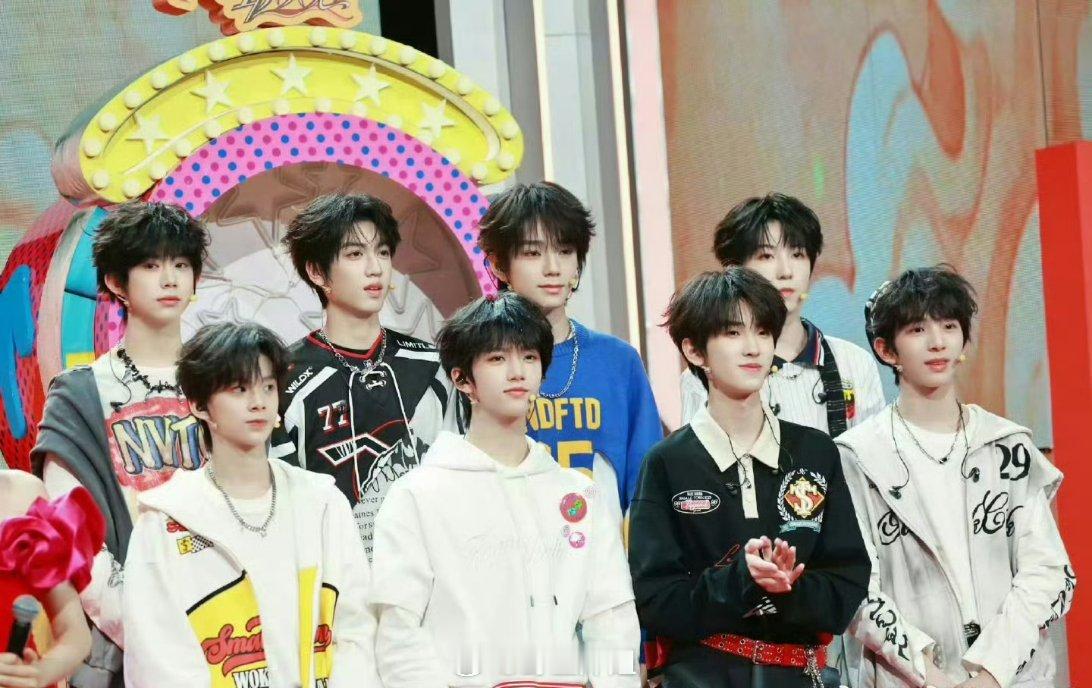 TF四代的川渝春晚节目录制合照来了，一堆新鲜的面孔啊，想当年一代也是这么小的年纪