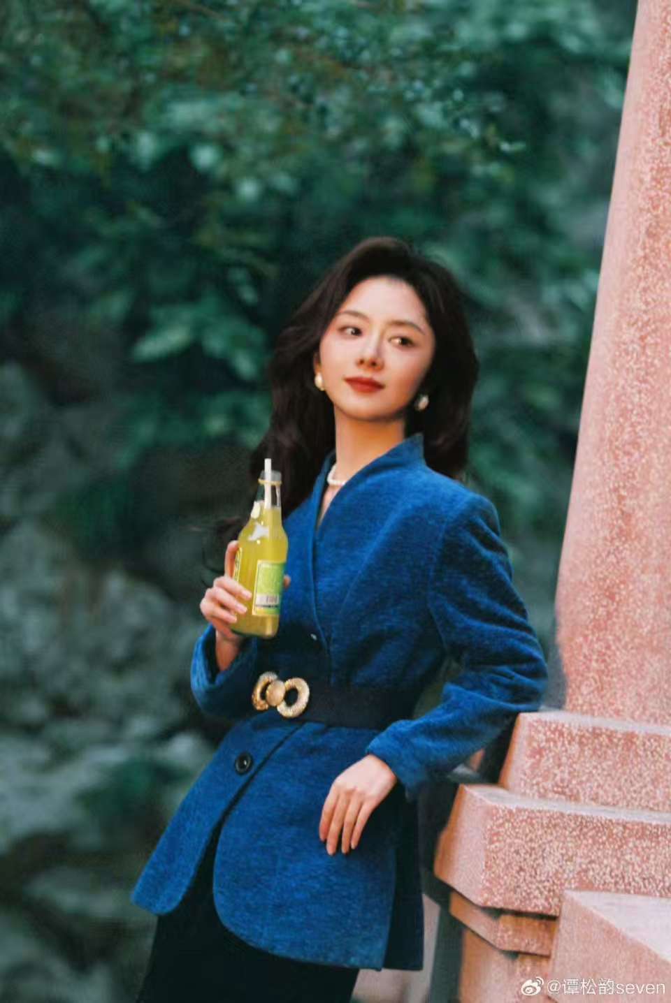 谭松韵复古卷发造型 大波浪卷发散着慵懒随性，宝蓝色灯芯绒西装显白又显贵，搭配黑色