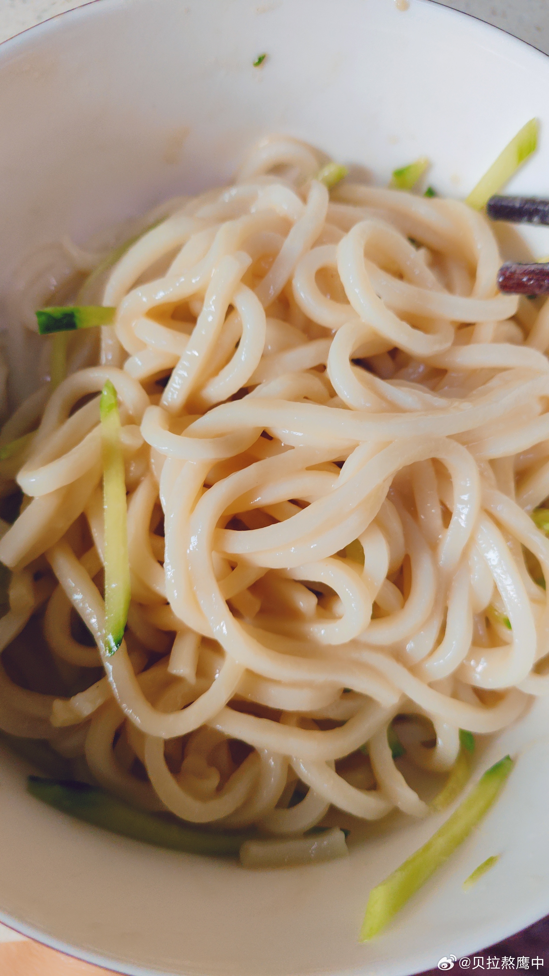 早餐要吃饱所以把昨天的面条吃完了嗝~ 