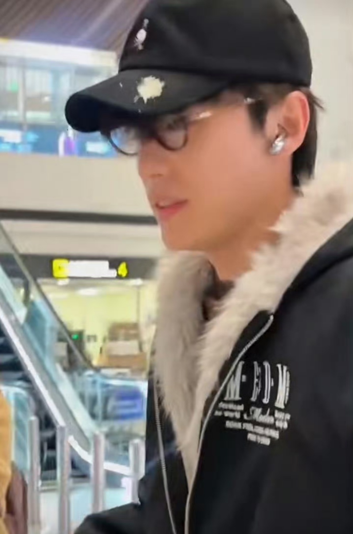 代旭的耳机戴出了耳钉的感觉 张唯一：我戴的时候你们不是这么说的