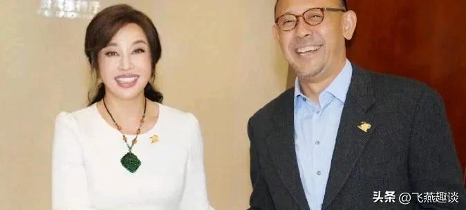 1986年，刘晓庆和姜文在拍摄《芙蓉镇》期间，因戏生情。陈国军得知此事后，怒火中