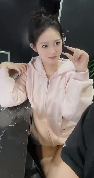 女生是报复性很强的，千万不要随便得罪，尤其是知根知底的女朋友。

老话说的好，女