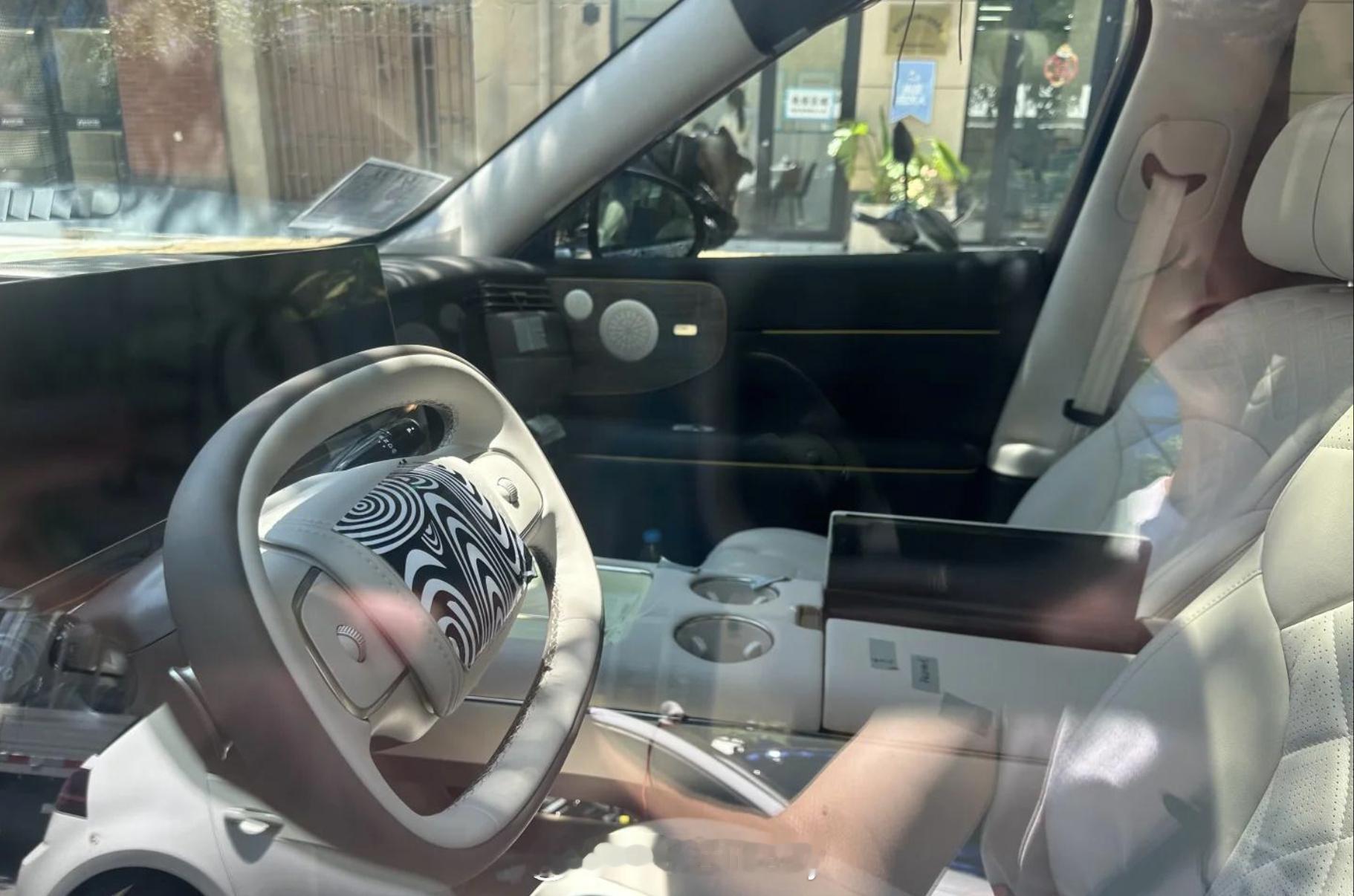 给铁子们揭秘了继上次近距离给大家瞅完智己全新三排座SUV后一个不小内饰也来了熟悉