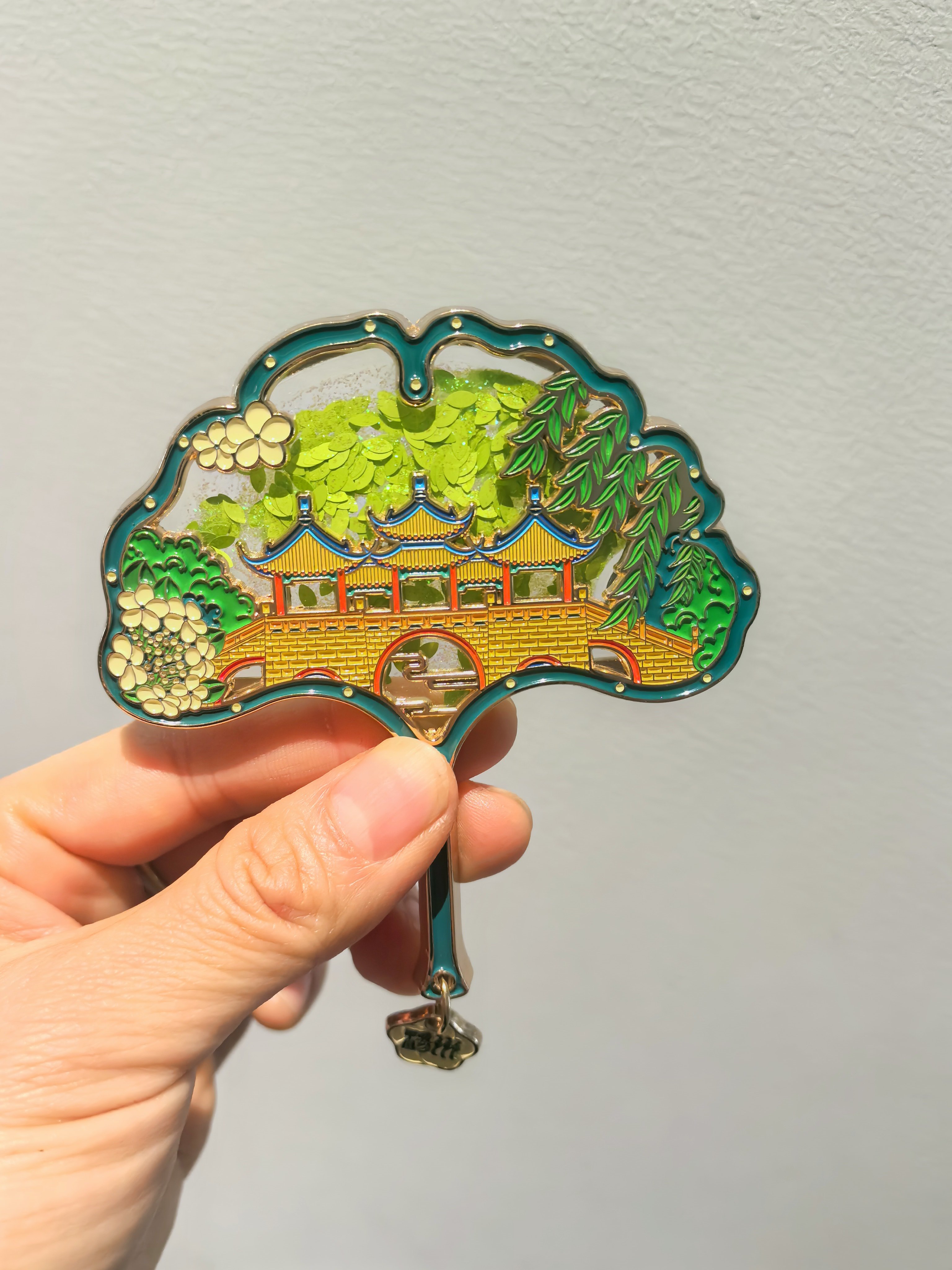 婆婆这周不是和闺蜜烟花三月下扬州了吗~~带回来了冰箱贴，扬州蟹黄狮子头还有盱眙小