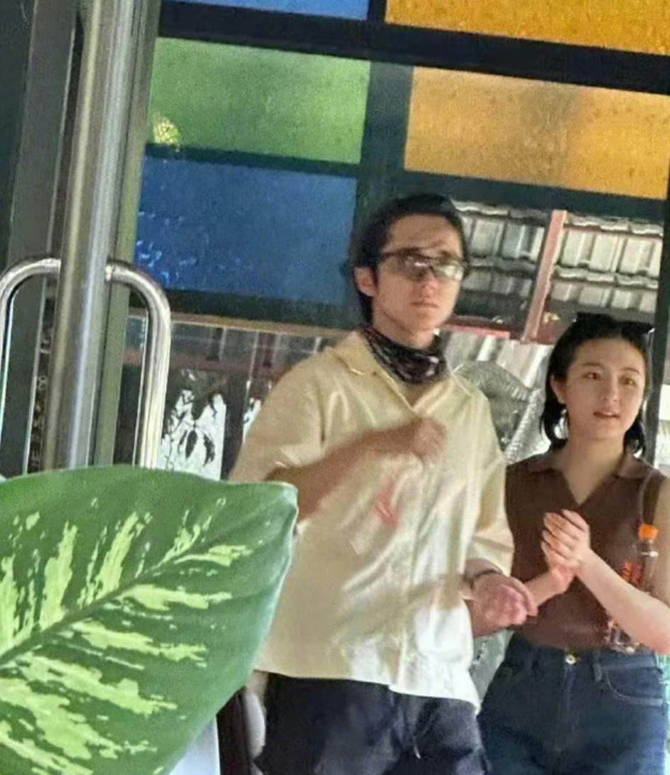 #张新成李兰迪恋情#狗仔拍到张新成李兰迪的恋情实锤了。其实这两个人挺般配的，男帅