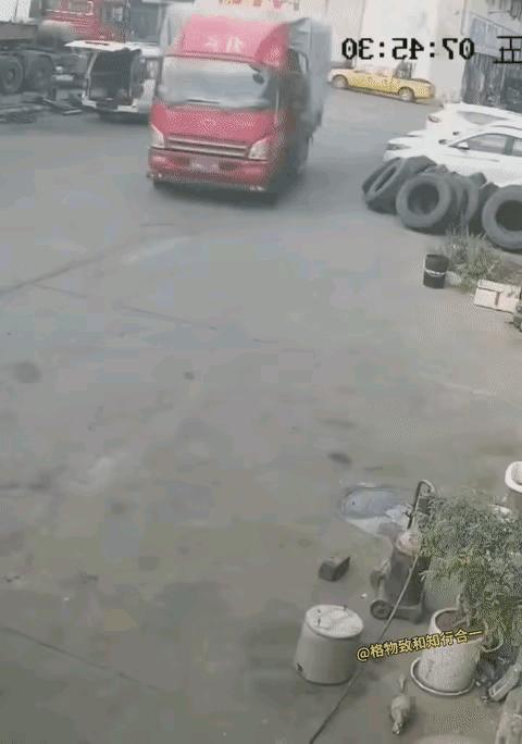 这是一个碰瓷专家，能够恰到好处的选择机会下手，既达到了碰瓷的效果，同时又保证了自