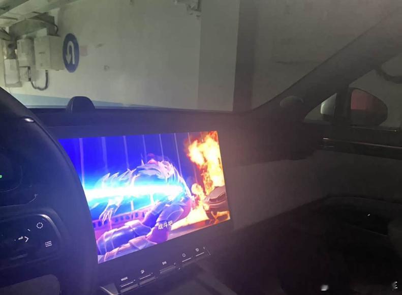 极氪7X的智能座舱，是我们全家周末短途出游的娱乐中心。15.05英寸的 “向日葵