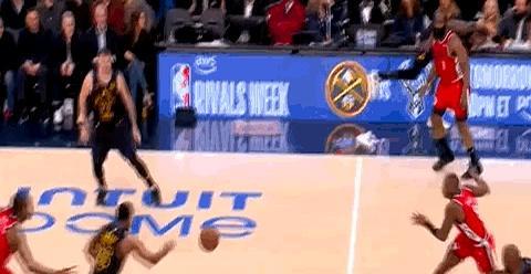 26分逆转失败！湖人最后一攻看哭
 
追到2分时，全场只剩24秒。东子拿球，面前