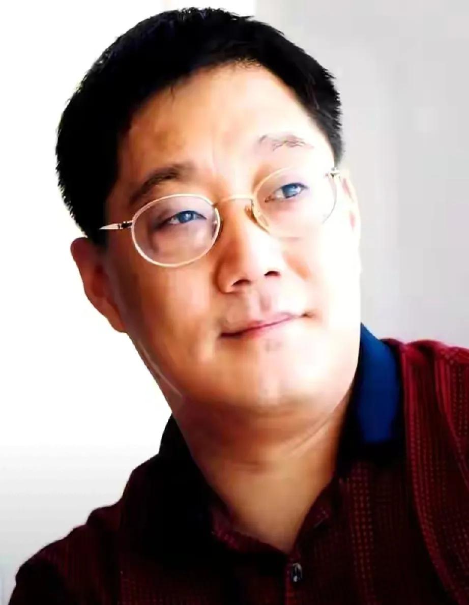 苏越曾捧红乐坛“半壁江山”，却入狱15年最终病死狱中。而他的妻子安雯，用一生诠释