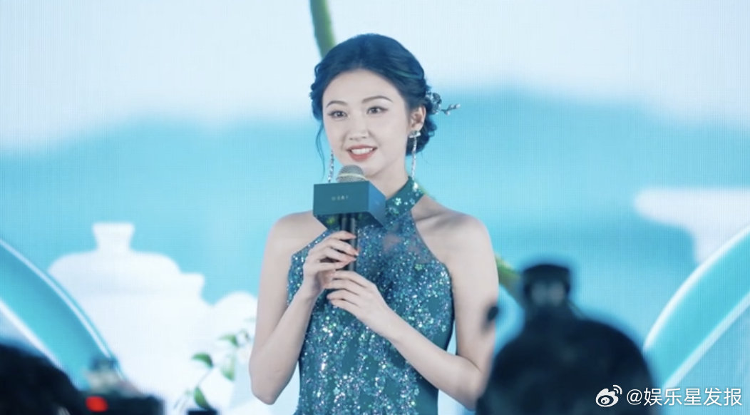 景甜生图气色真棒 景甜展现东方女性独特魅力！黛色礼服勾勒优美曲线，从容仪态彰显文