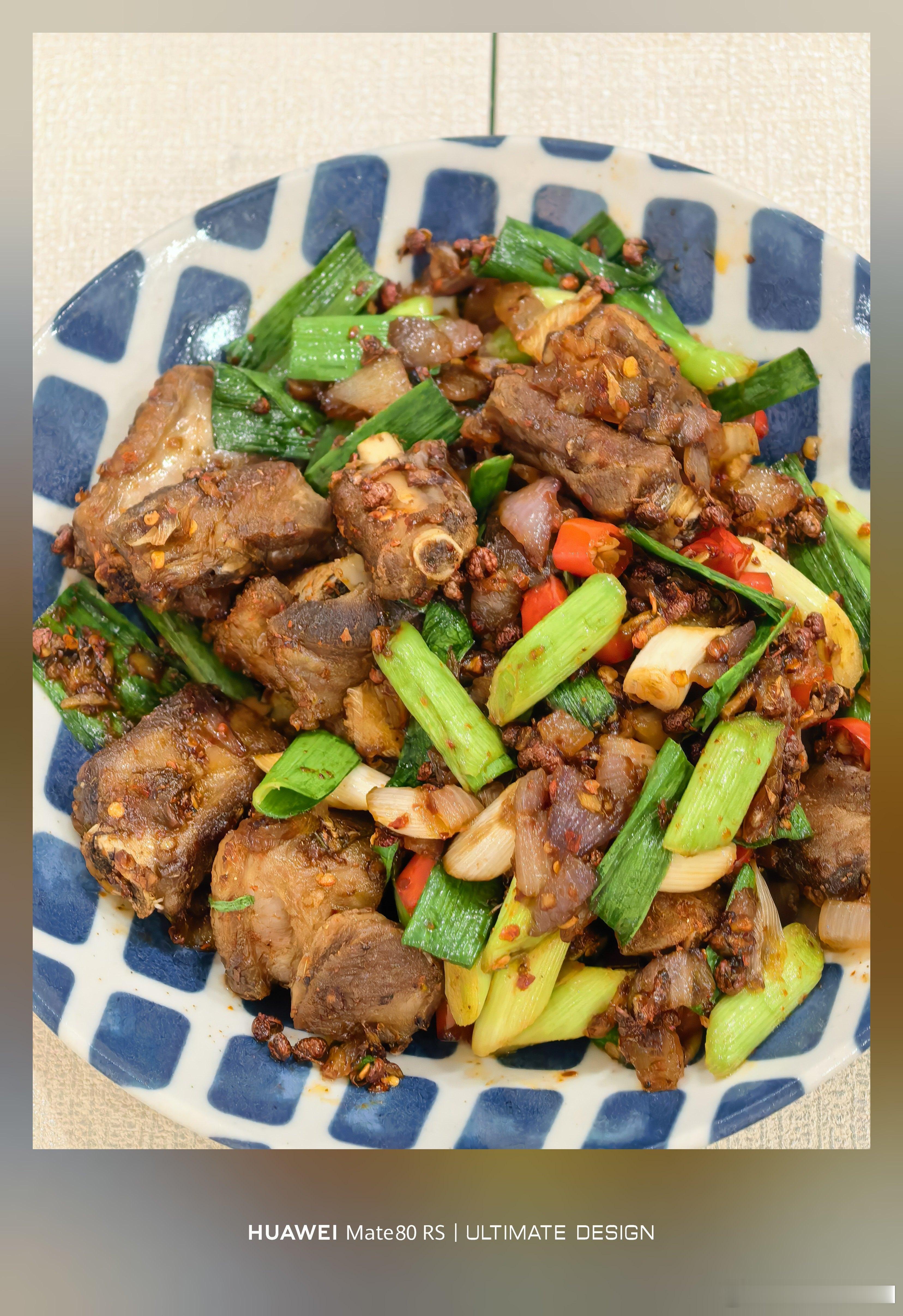 今天阿姨做的晚饭：小炒牛肉、蒜香炒排骨、折耳根拌蚕豆作为一个黑龙江人，来成都这么