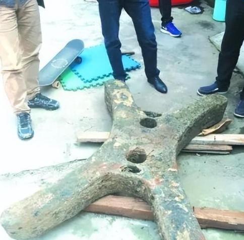 2008年7月，南京一位渔民将一块大磁铁扔进了秦淮河，希望能吸上点破铜烂铁，没曾