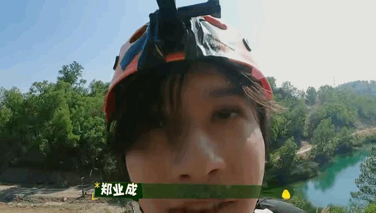 郑业成 攀岩像吃饭一样简单郑业成这是什么全能宝藏男孩啊！综艺里为了给小朋友加油，
