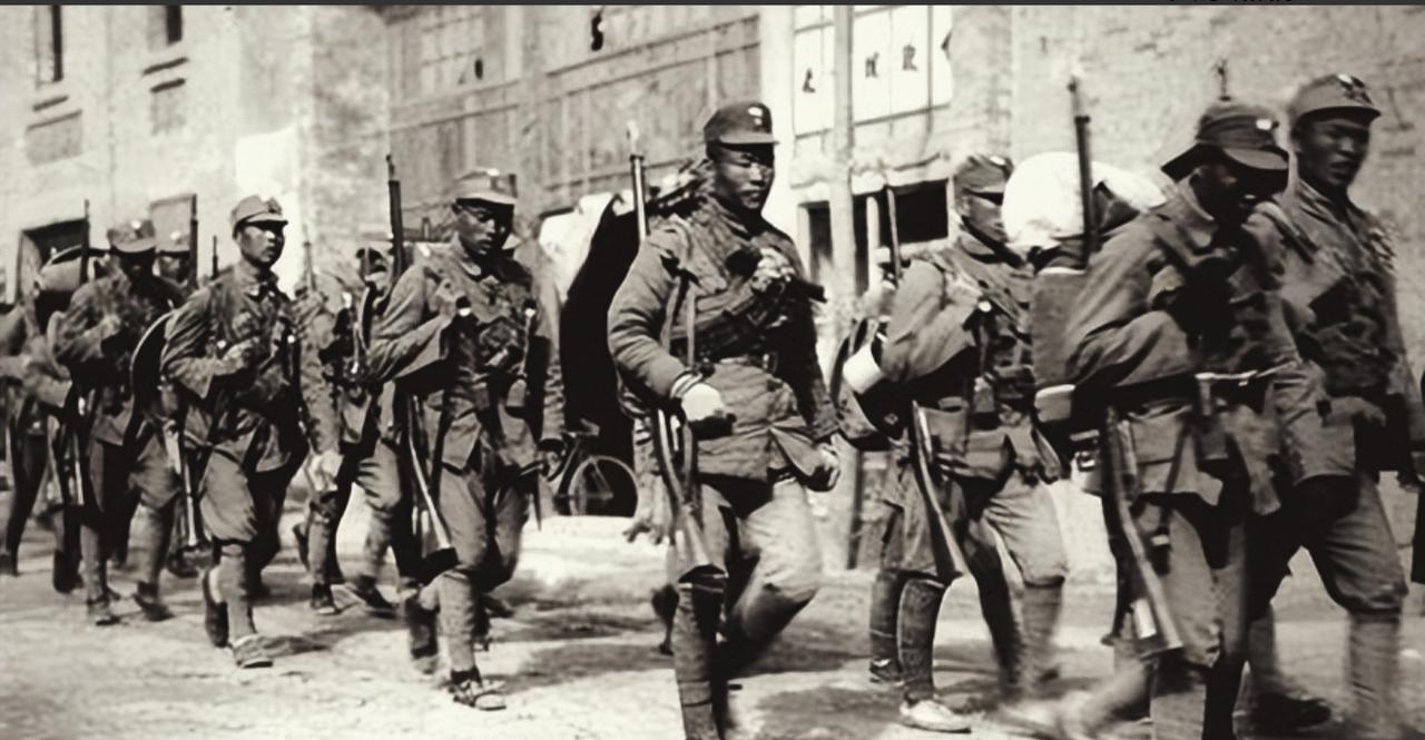 1935年，红军突袭敌师部，师长竟还在酣睡！被推醒后嘟囔：“让他们去林子睡。”红