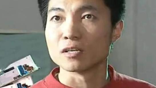 1995年，一名韩国女老板走进车间，她威胁120多名中国员工：“全部跪下，不跪的